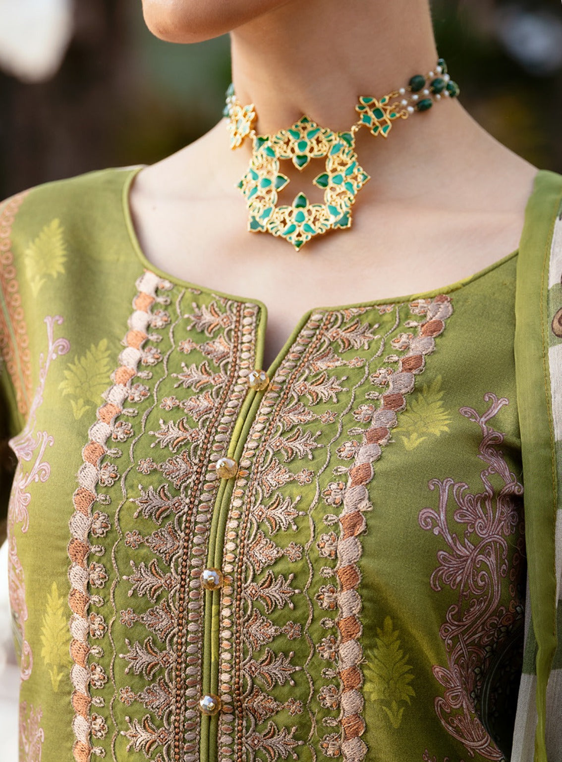 Summer Glow By Gulaal Embroidered Lawn 3 Piece Unstitched Suit GL24SG D-04 ALICIA Summer Glow By Gulaal Embroidered Lawn 3 Piece Unstitched Suit GL24SG D-04 ALICIA