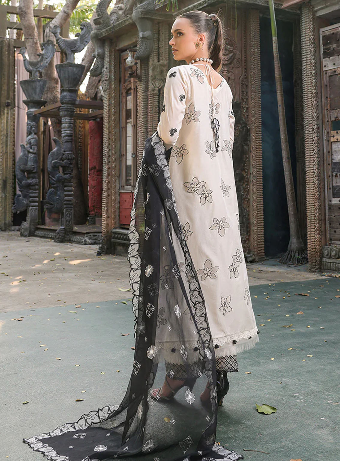 Tabeer Luxury Embroidered Lawn 3 Piece Unstitched Suit TBR24L D-01 Tabeer Luxury Embroidered Lawn 3 Piece Unstitched Suit TBR24L D-01