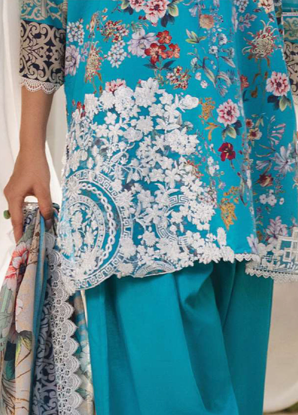 Tahra By Zainab Chottani Embroidered Lawn 3 Piece Unstitched Suit ZC24T 2B BEEHA Tahra By Zainab Chottani Embroidered Lawn 3 Piece Unstitched Suit ZC24T 2B BEEHA