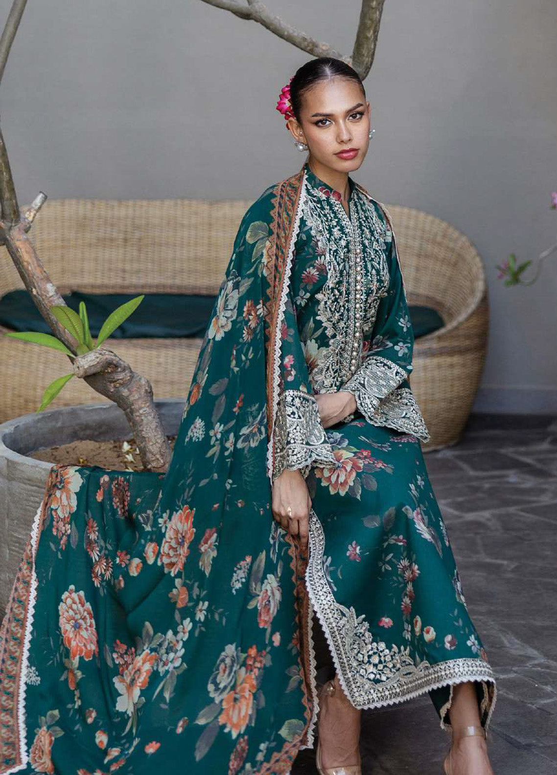 Tahra By Zainab Chottani Embroidered Lawn 3 Piece Unstitched Suit ZC25TL D-01 VELINA Tahra By Zainab Chottani Embroidered Lawn 3 Piece Unstitched Suit ZC25TL D-01 VELINA