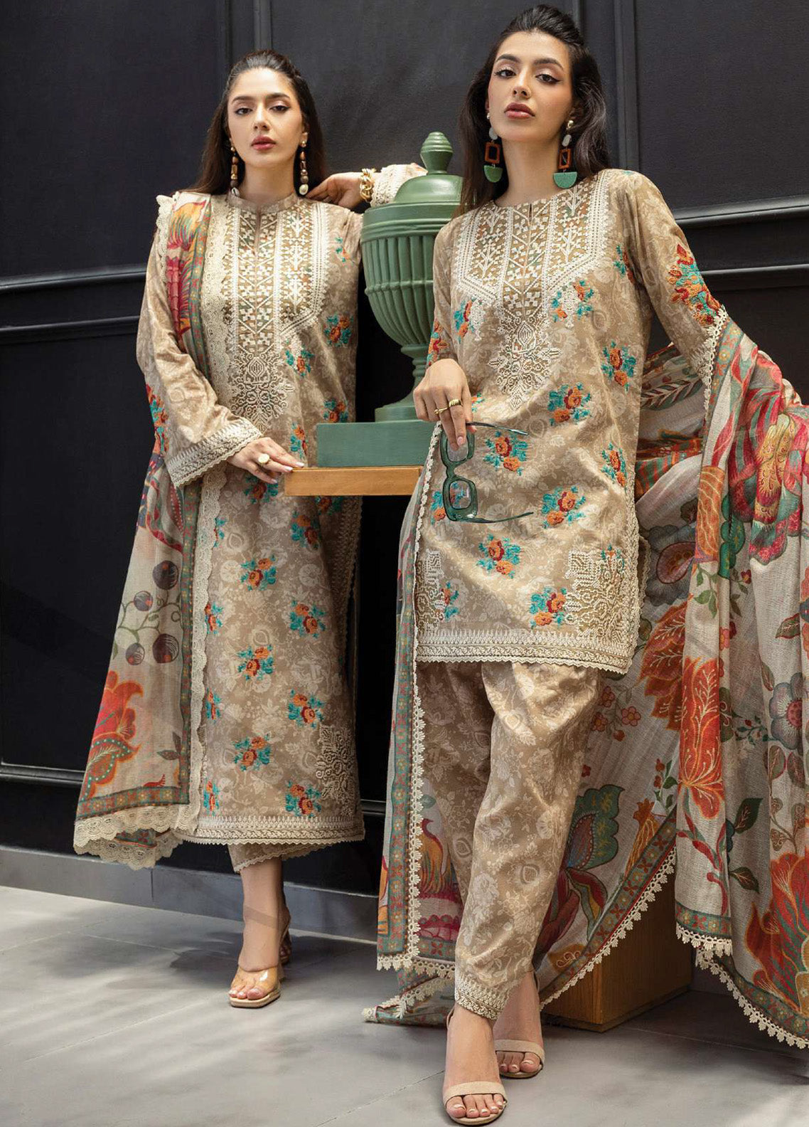 Tahra By Zainab Chottani Embroidered Lawn 3 Piece Unstitched Suit ZC25TL D-03 AYMAH Tahra By Zainab Chottani Embroidered Lawn 3 Piece Unstitched Suit ZC25TL D-03 AYMAH