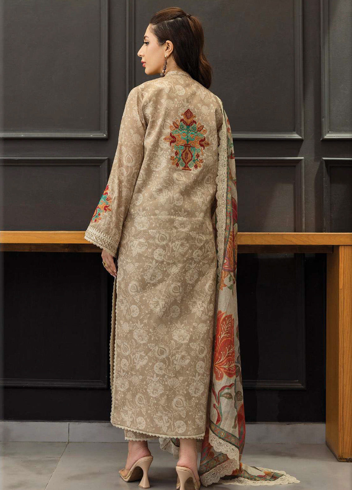 Tahra By Zainab Chottani Embroidered Lawn 3 Piece Unstitched Suit ZC25TL D-03 AYMAH Tahra By Zainab Chottani Embroidered Lawn 3 Piece Unstitched Suit ZC25TL D-03 AYMAH