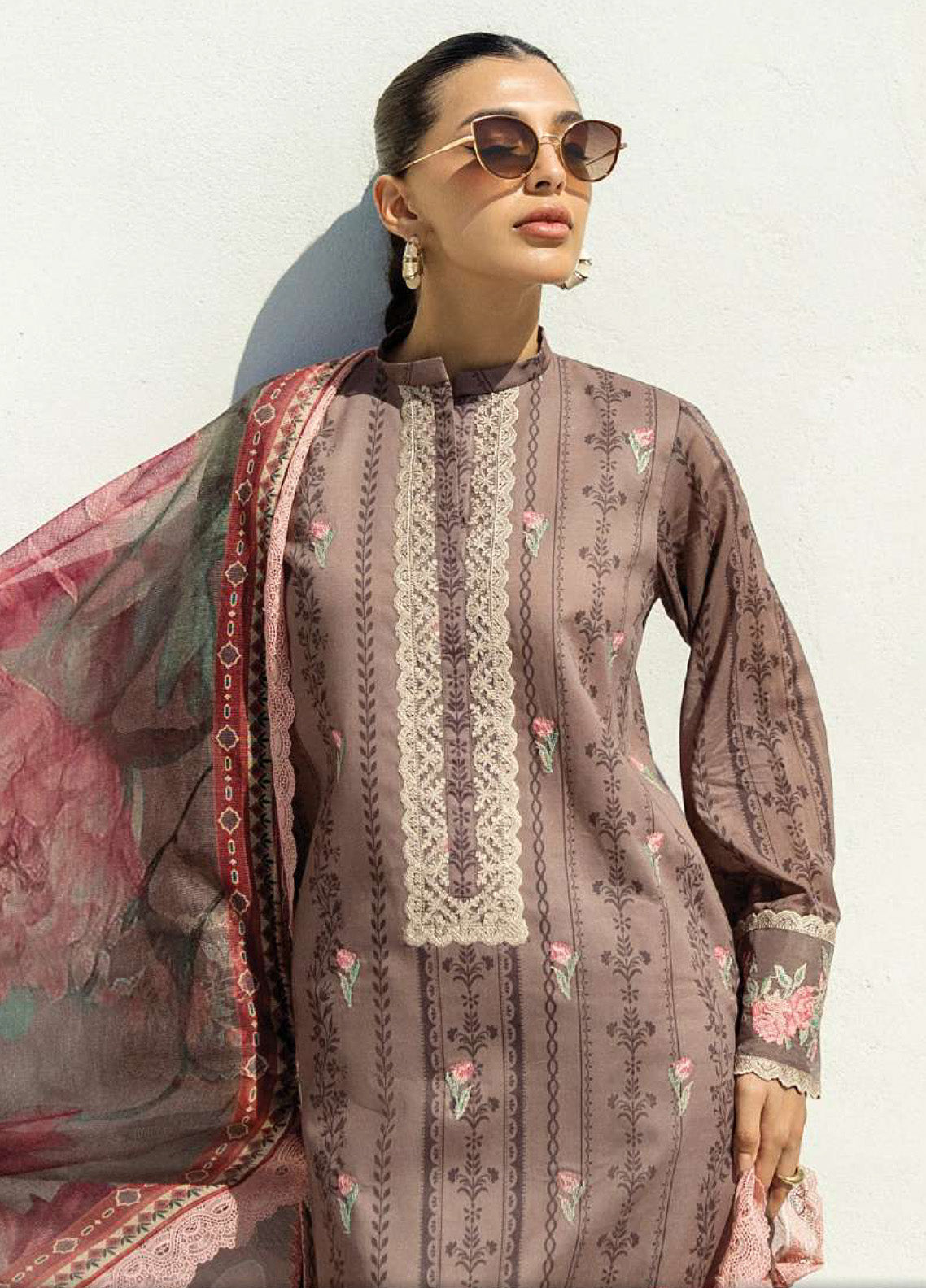 Tahra By Zainab Chottani Embroidered Lawn 3 Piece Unstitched Suit ZC25TL D-04 SAMAYRA Tahra By Zainab Chottani Embroidered Lawn 3 Piece Unstitched Suit ZC25TL D-04 SAMAYRA