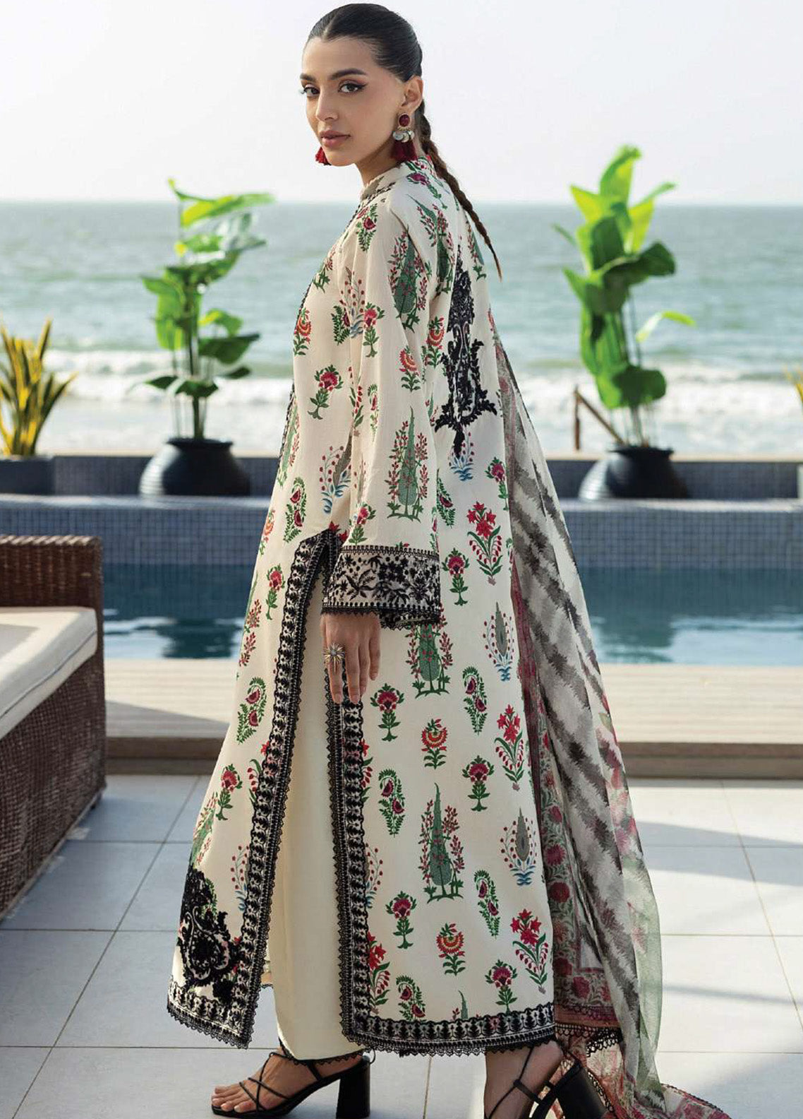 Tahra By Zainab Chottani Embroidered Lawn 3 Piece Unstitched Suit ZC25TL D-05 AZUREH Tahra By Zainab Chottani Embroidered Lawn 3 Piece Unstitched Suit ZC25TL D-05 AZUREH