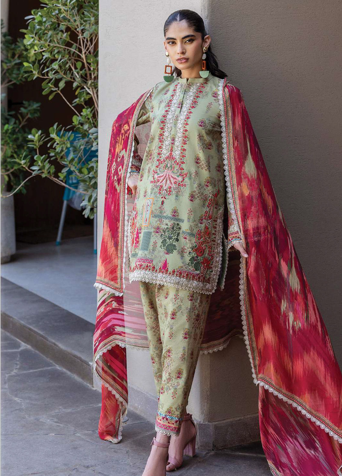 Tahra By Zainab Chottani Embroidered Lawn 3 Piece Unstitched Suit ZC25TL D-10 ZAIRA Tahra By Zainab Chottani Embroidered Lawn 3 Piece Unstitched Suit ZC25TL D-10 ZAIRA