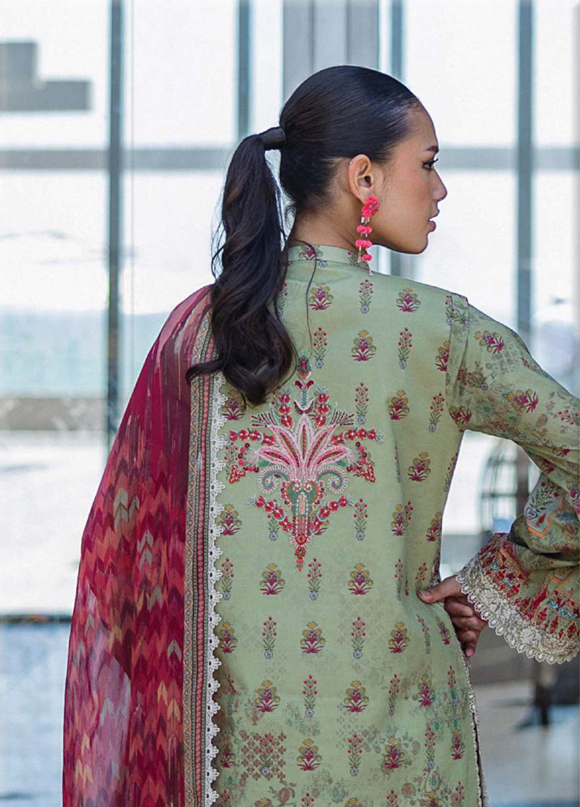 Tahra By Zainab Chottani Embroidered Lawn 3 Piece Unstitched Suit ZC25TL D-10 ZAIRA Tahra By Zainab Chottani Embroidered Lawn 3 Piece Unstitched Suit ZC25TL D-10 ZAIRA