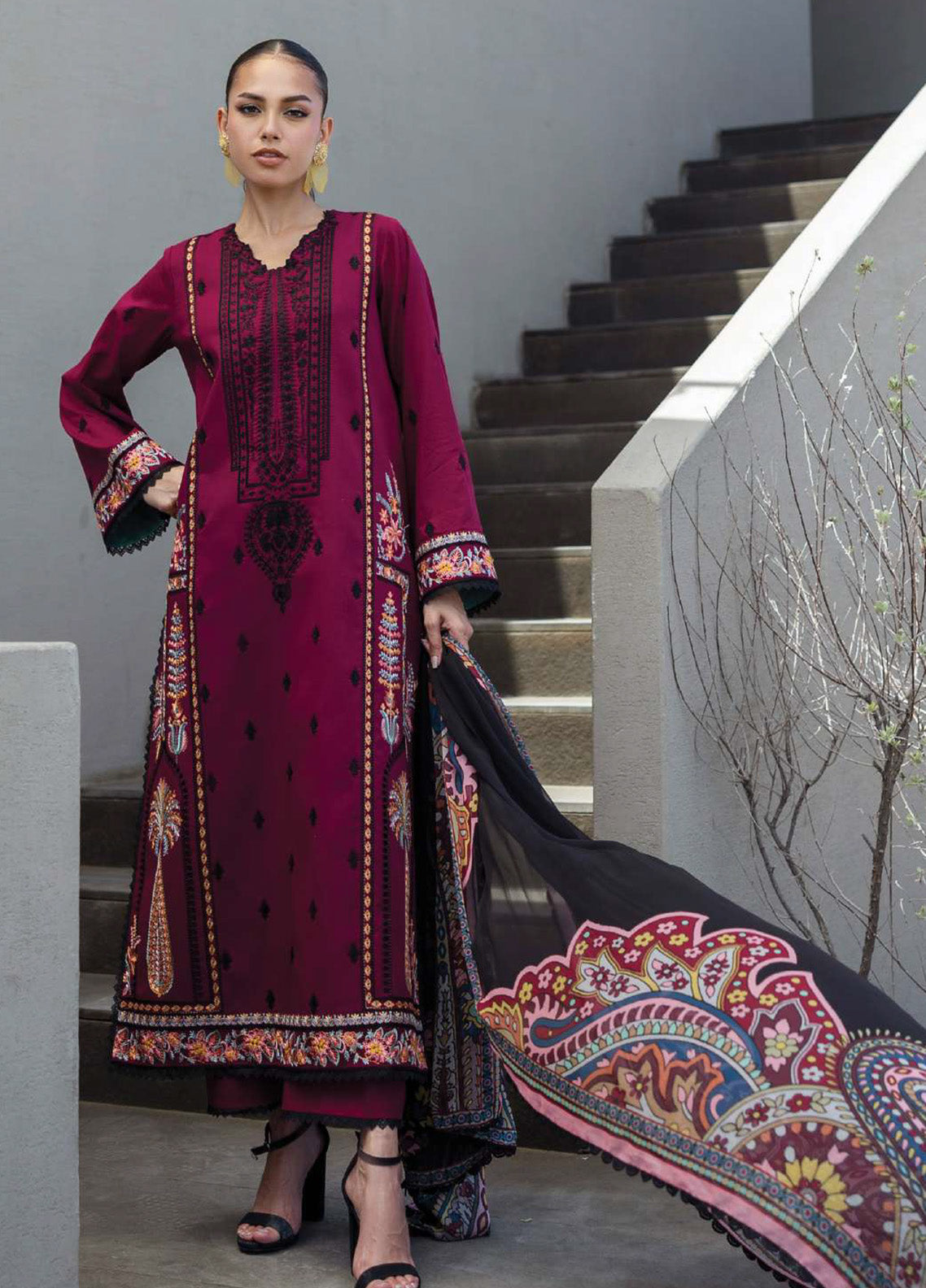 Tahra By Zainab Chottani Embroidered Lawn 3 Piece Unstitched Suit ZC25TL D-12 MAHAY Tahra By Zainab Chottani Embroidered Lawn 3 Piece Unstitched Suit ZC25TL D-12 MAHAY
