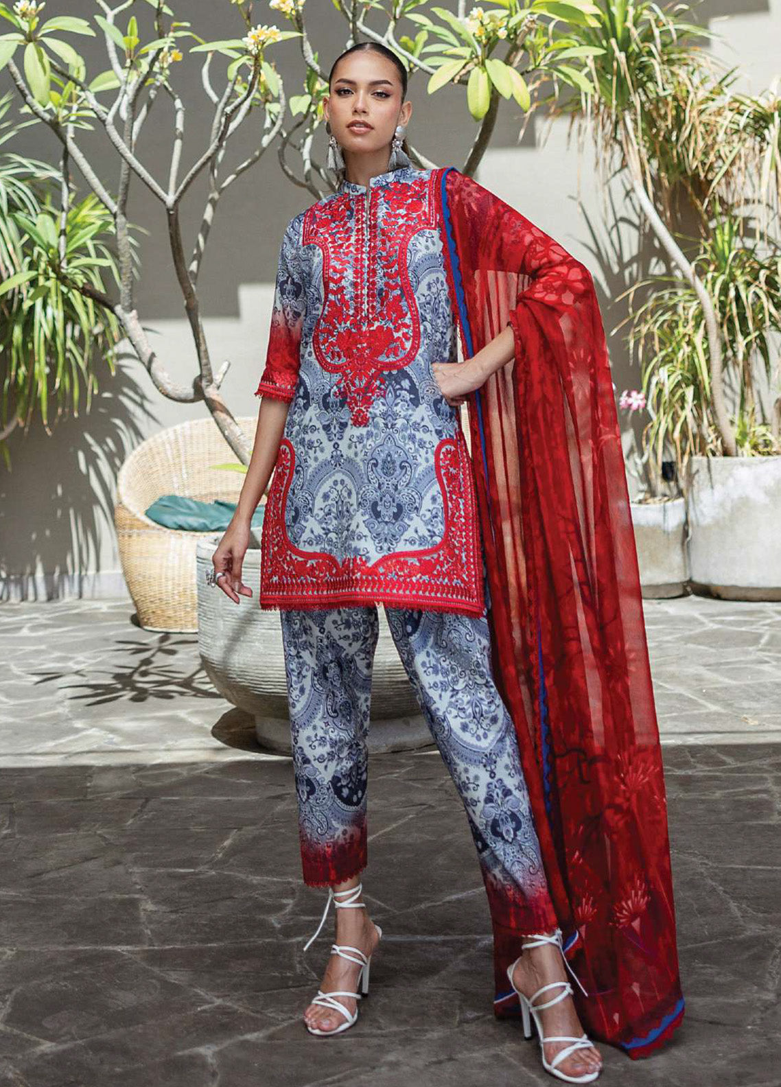 Tahra By Zainab Chottani Embroidered Lawn 3 Piece Unstitched Suit ZC25TL D-16 SYRA Tahra By Zainab Chottani Embroidered Lawn 3 Piece Unstitched Suit ZC25TL D-16 SYRA