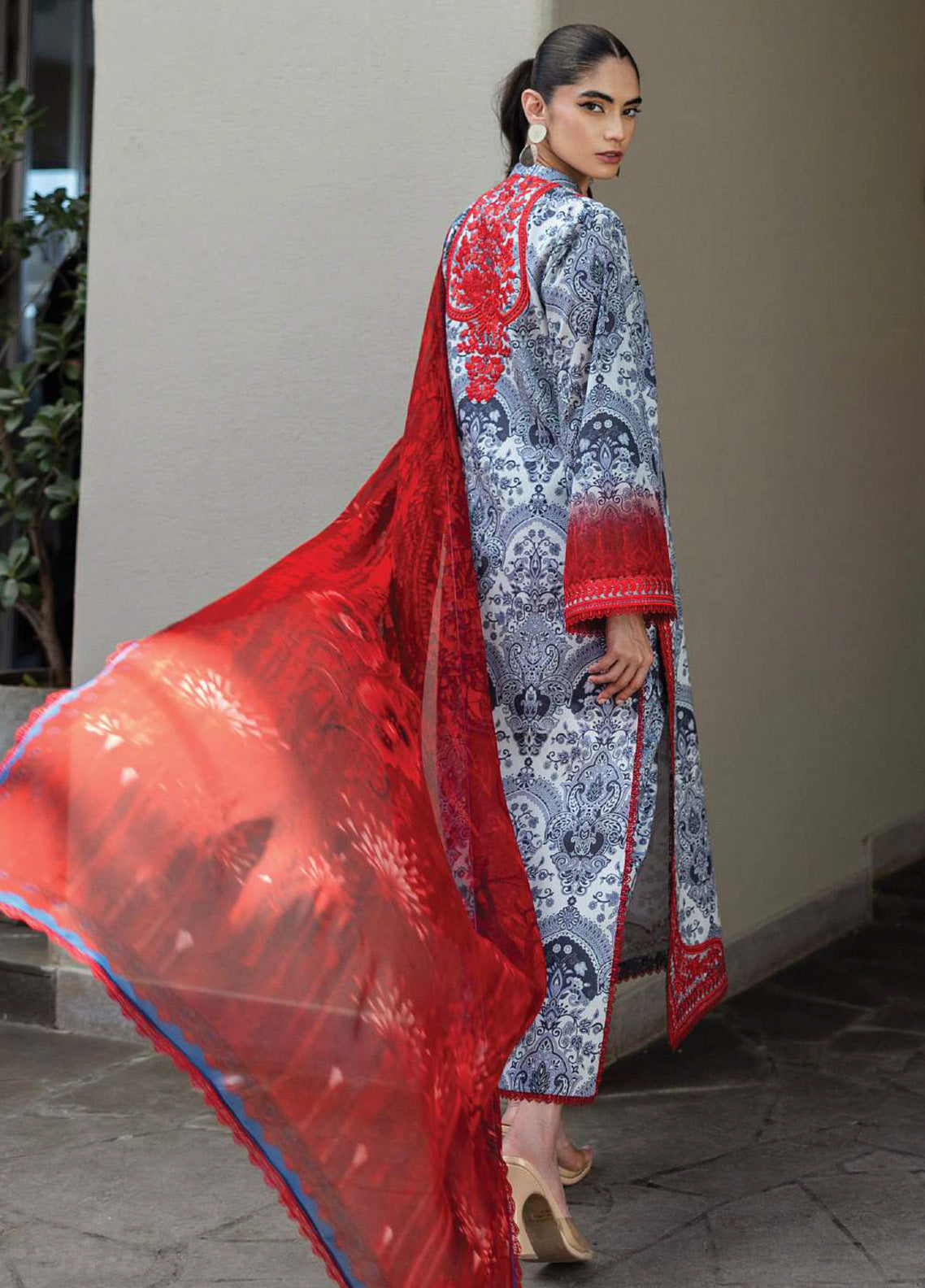 Tahra By Zainab Chottani Embroidered Lawn 3 Piece Unstitched Suit ZC25TL D-16 SYRA Tahra By Zainab Chottani Embroidered Lawn 3 Piece Unstitched Suit ZC25TL D-16 SYRA