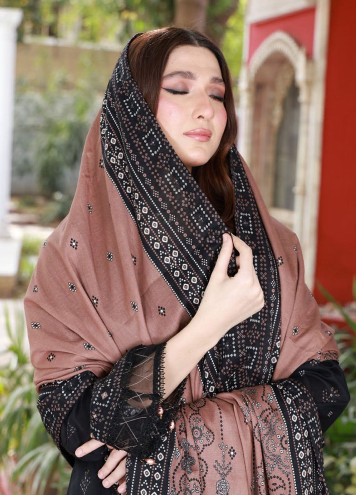 Thread Kari By Schick Embroidered Lawn 3 Piece Unstitched Suit SDH24TKEL D-01 Thread Kari By Schick Embroidered Lawn 3 Piece Unstitched Suit SDH24TKEL D-01