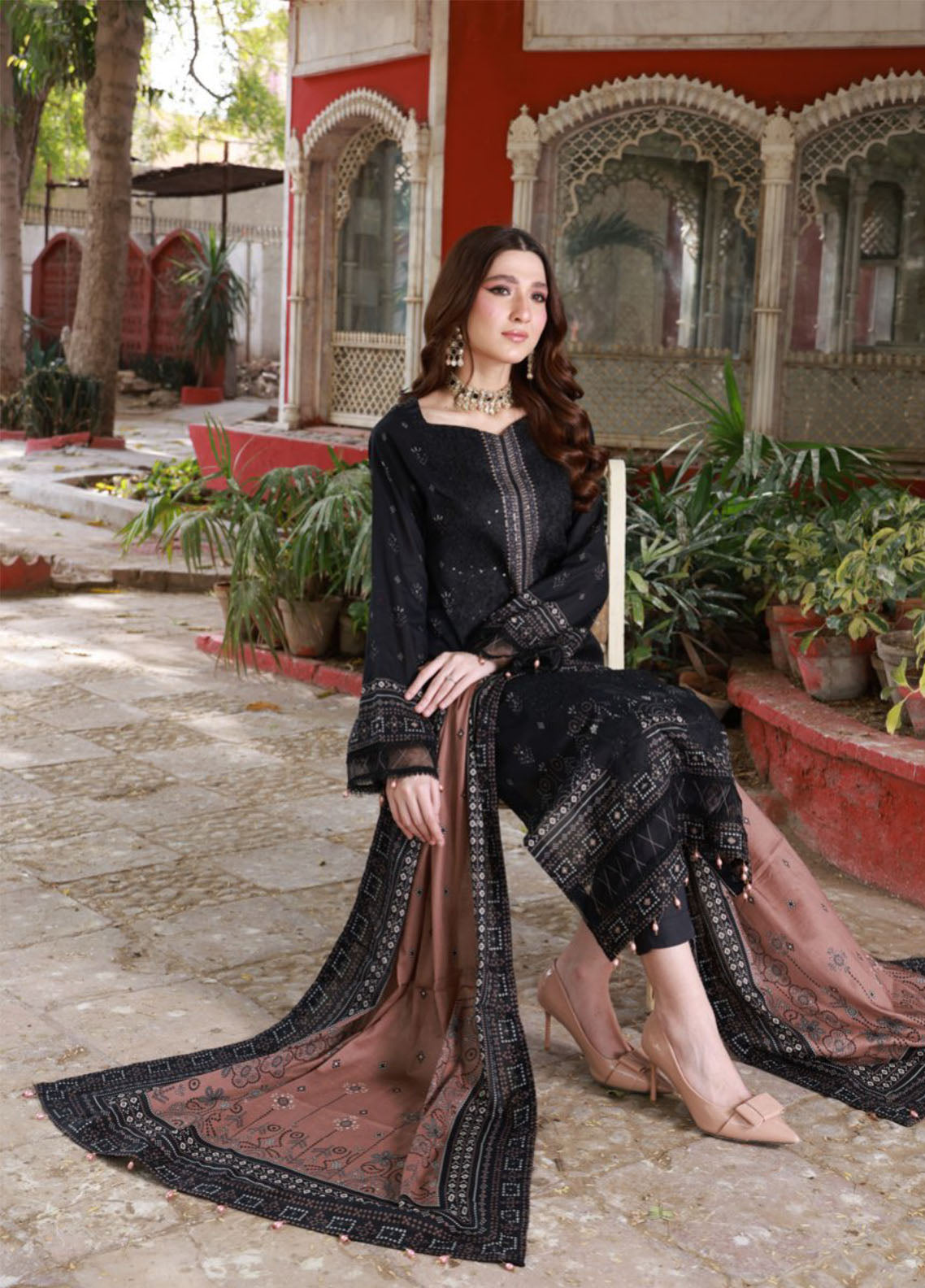 Thread Kari By Schick Embroidered Lawn 3 Piece Unstitched Suit SDH24TKEL D-01 Thread Kari By Schick Embroidered Lawn 3 Piece Unstitched Suit SDH24TKEL D-01