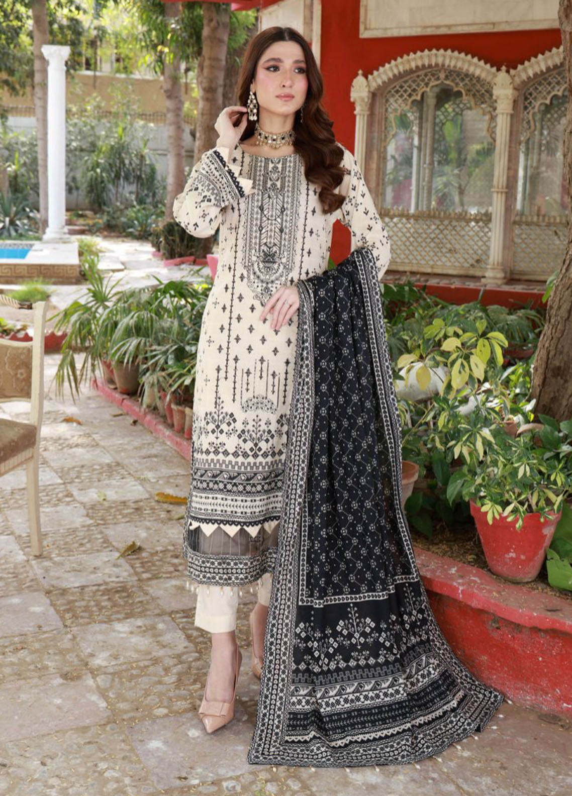 Thread Kari By Schick Embroidered Lawn 3 Piece Unstitched Suit SDH24TKEL D-02 Thread Kari By Schick Embroidered Lawn 3 Piece Unstitched Suit SDH24TKEL D-02
