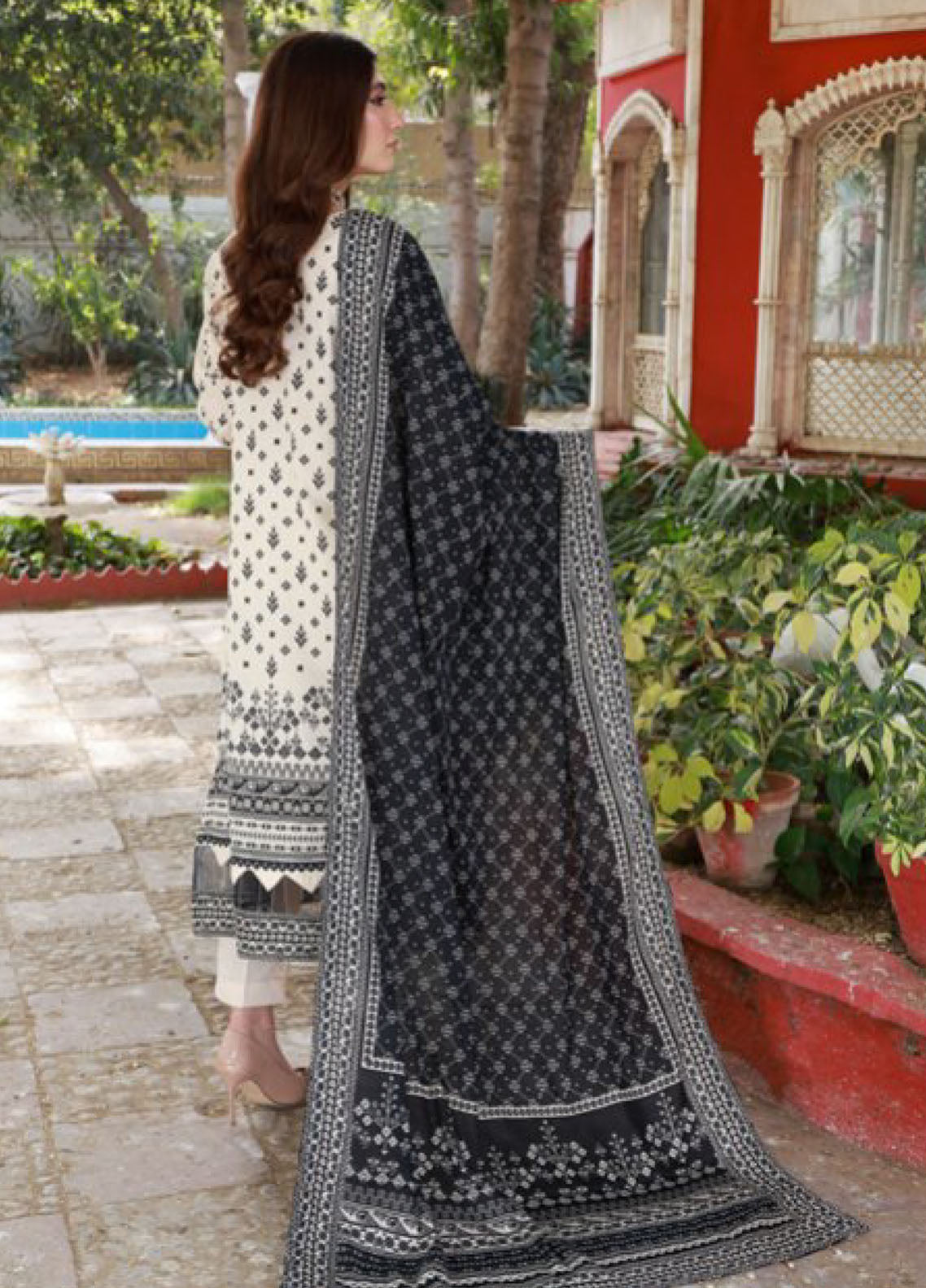 Thread Kari By Schick Embroidered Lawn 3 Piece Unstitched Suit SDH24TKEL D-02 Thread Kari By Schick Embroidered Lawn 3 Piece Unstitched Suit SDH24TKEL D-02