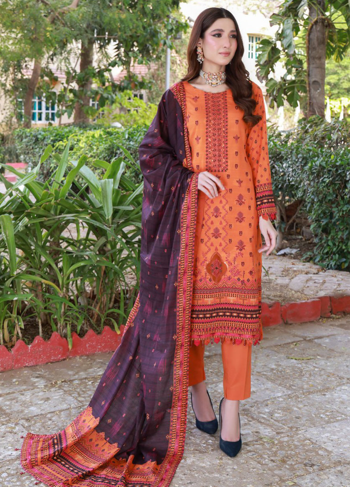 Thread Kari By Schick Embroidered Lawn 3 Piece Unstitched Suit SDH24TKEL D-03 Thread Kari By Schick Embroidered Lawn 3 Piece Unstitched Suit SDH24TKEL D-03