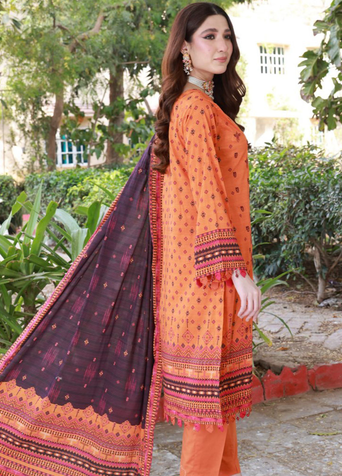 Thread Kari By Schick Embroidered Lawn 3 Piece Unstitched Suit SDH24TKEL D-03 Thread Kari By Schick Embroidered Lawn 3 Piece Unstitched Suit SDH24TKEL D-03