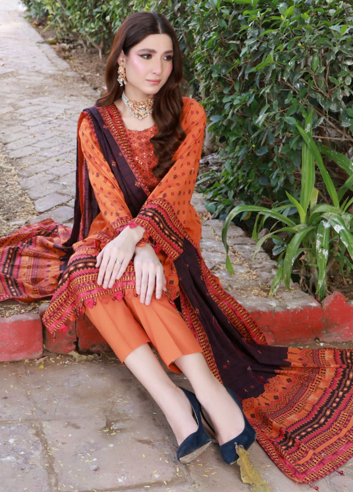 Thread Kari By Schick Embroidered Lawn 3 Piece Unstitched Suit SDH24TKEL D-03 Thread Kari By Schick Embroidered Lawn 3 Piece Unstitched Suit SDH24TKEL D-03