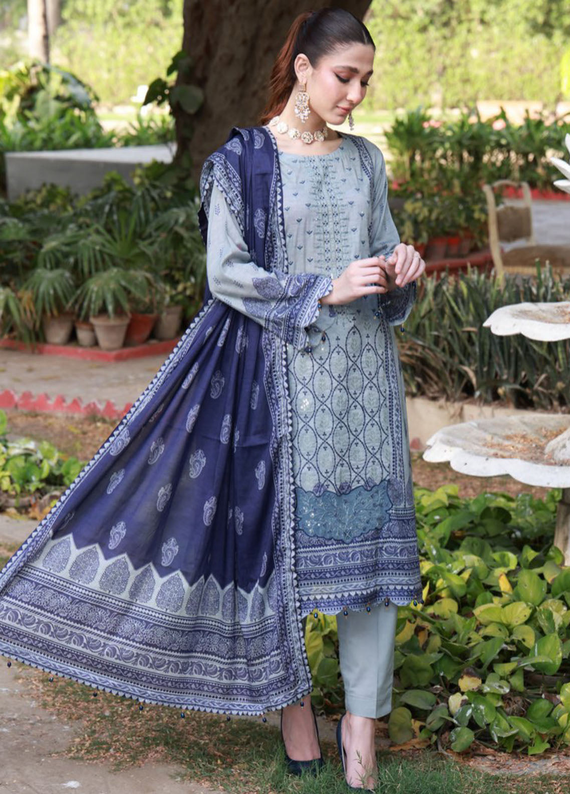 Thread Kari By Schick Embroidered Lawn 3 Piece Unstitched Suit SDH24TKEL D-06 Thread Kari By Schick Embroidered Lawn 3 Piece Unstitched Suit SDH24TKEL D-06