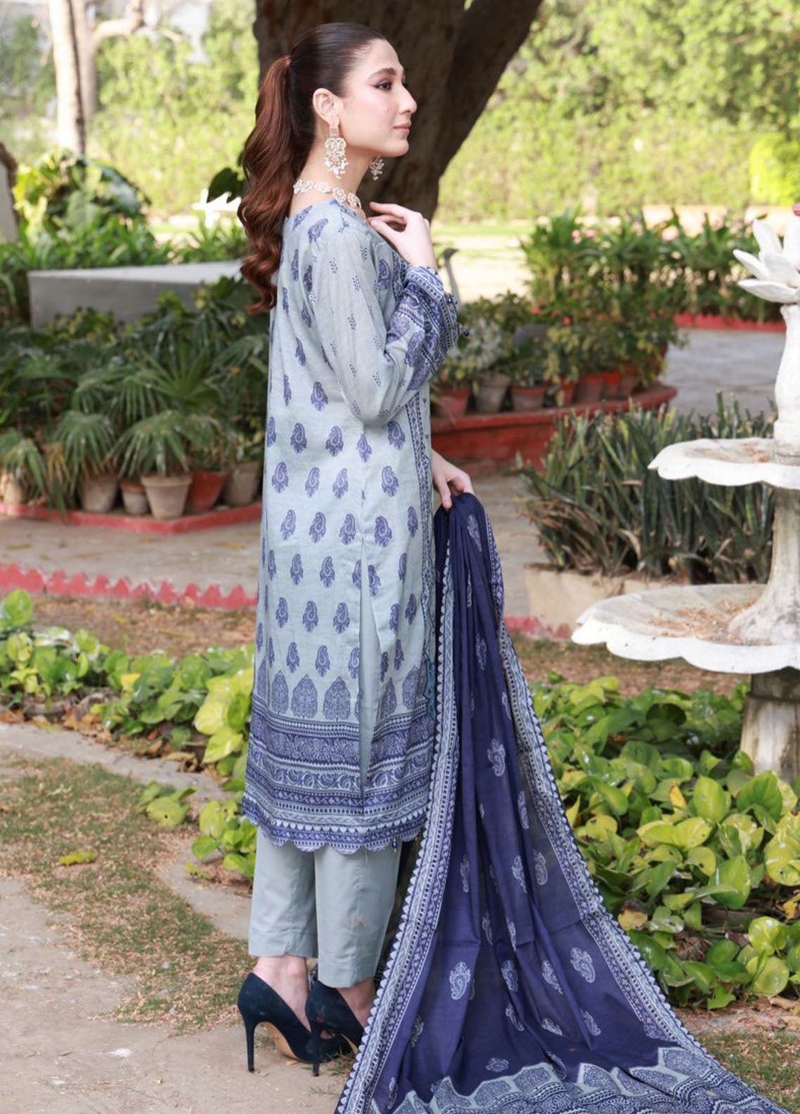 Thread Kari By Schick Embroidered Lawn 3 Piece Unstitched Suit SDH24TKEL D-06 Thread Kari By Schick Embroidered Lawn 3 Piece Unstitched Suit SDH24TKEL D-06