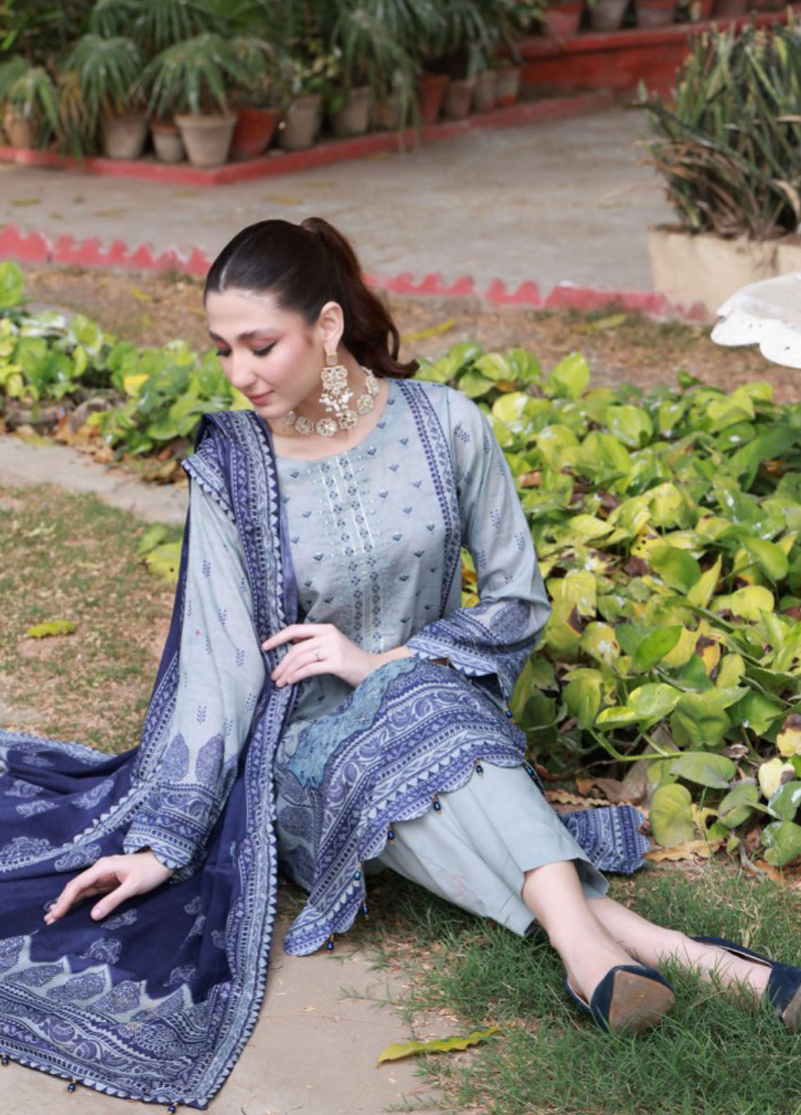 Thread Kari By Schick Embroidered Lawn 3 Piece Unstitched Suit SDH24TKEL D-06 Thread Kari By Schick Embroidered Lawn 3 Piece Unstitched Suit SDH24TKEL D-06