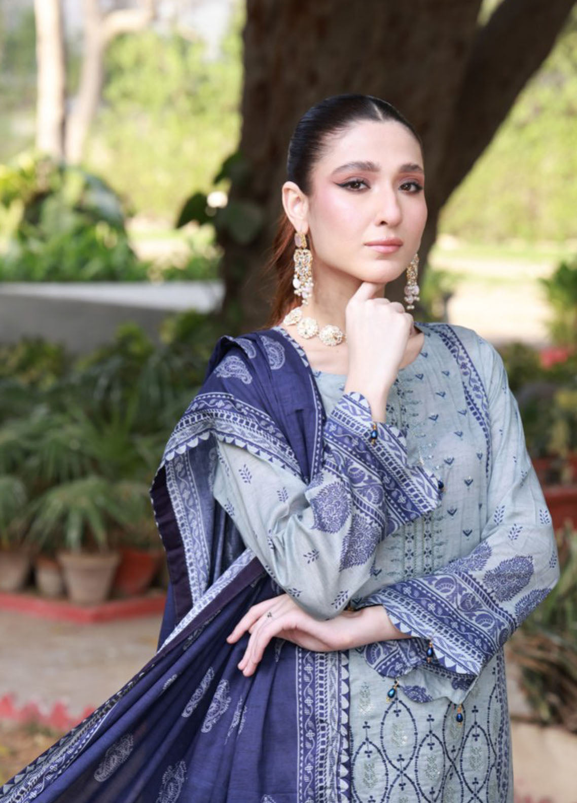 Thread Kari By Schick Embroidered Lawn 3 Piece Unstitched Suit SDH24TKEL D-06 Thread Kari By Schick Embroidered Lawn 3 Piece Unstitched Suit SDH24TKEL D-06