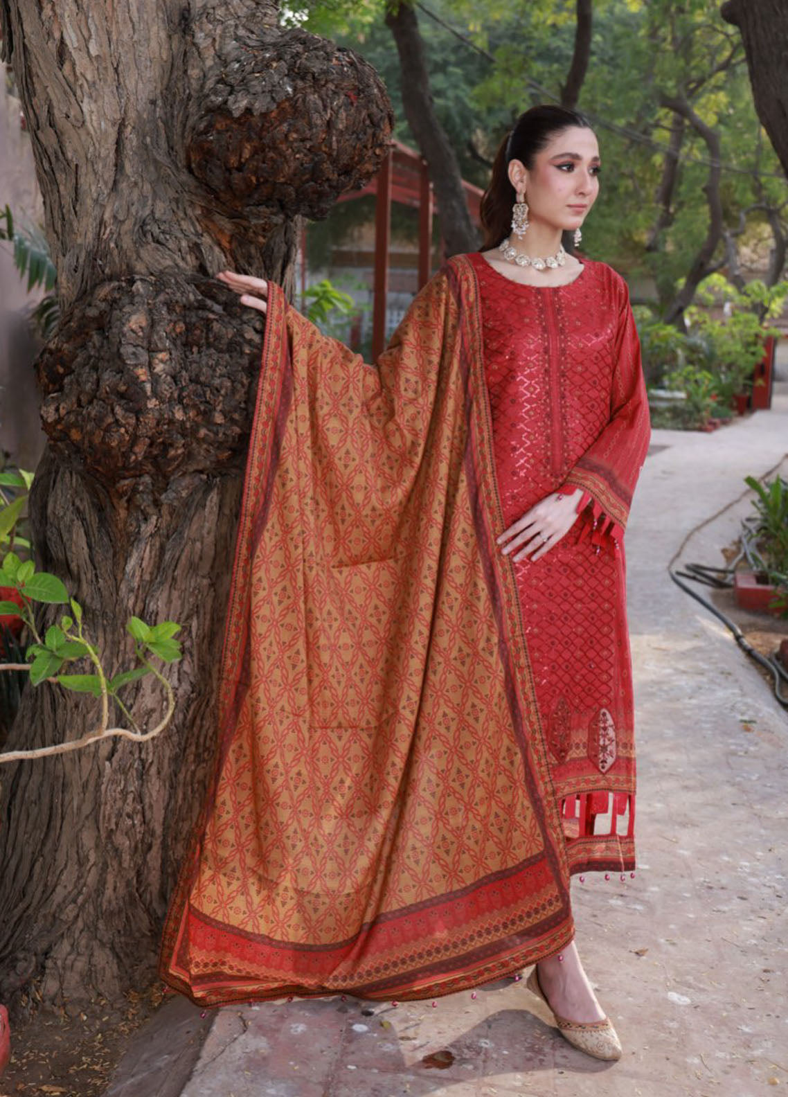 Thread Kari By Schick Embroidered Lawn 3 Piece Unstitched Suit SDH24TKEL D-07 Thread Kari By Schick Embroidered Lawn 3 Piece Unstitched Suit SDH24TKEL D-07