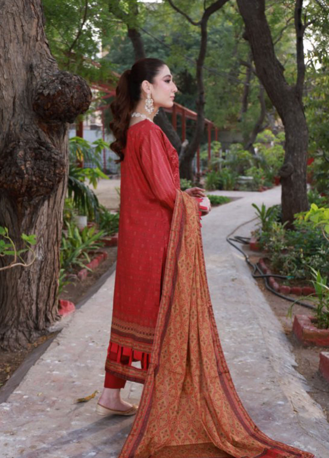 Thread Kari By Schick Embroidered Lawn 3 Piece Unstitched Suit SDH24TKEL D-07 Thread Kari By Schick Embroidered Lawn 3 Piece Unstitched Suit SDH24TKEL D-07
