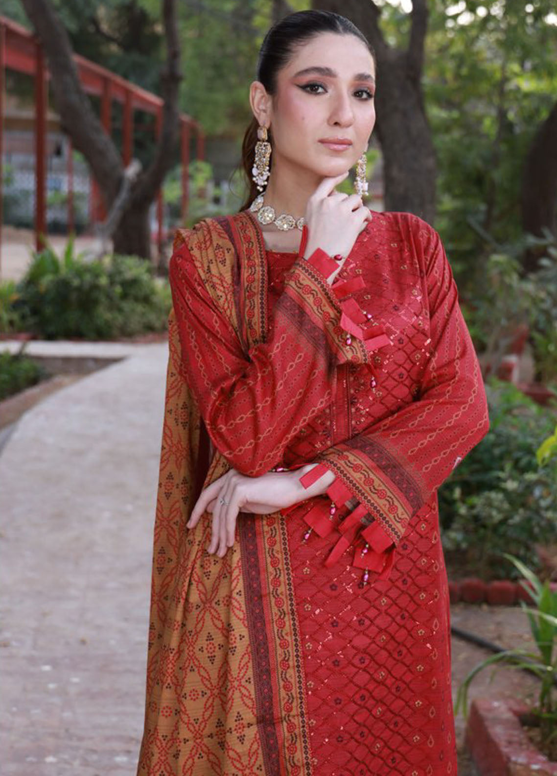 Thread Kari By Schick Embroidered Lawn 3 Piece Unstitched Suit SDH24TKEL D-07 Thread Kari By Schick Embroidered Lawn 3 Piece Unstitched Suit SDH24TKEL D-07