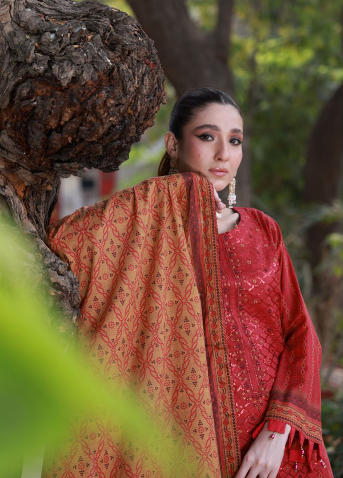 Thread Kari By Schick Embroidered Lawn 3 Piece Unstitched Suit SDH24TKEL D-07 Thread Kari By Schick Embroidered Lawn 3 Piece Unstitched Suit SDH24TKEL D-07
