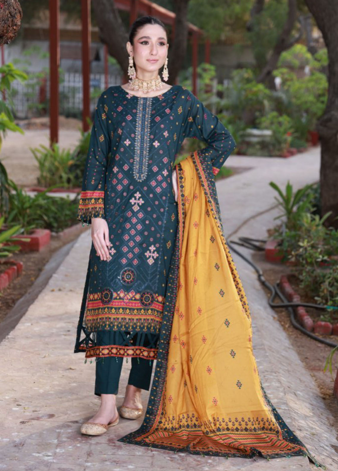 Thread Kari By Schick Embroidered Lawn 3 Piece Unstitched Suit SDH24TKEL D-08 Thread Kari By Schick Embroidered Lawn 3 Piece Unstitched Suit SDH24TKEL D-08