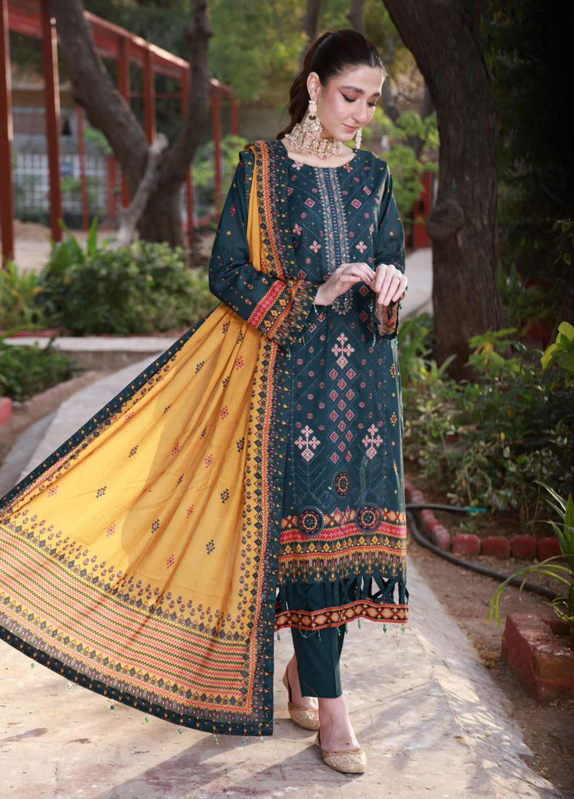 Thread Kari By Schick Embroidered Lawn 3 Piece Unstitched Suit SDH24TKEL D-08 Thread Kari By Schick Embroidered Lawn 3 Piece Unstitched Suit SDH24TKEL D-08