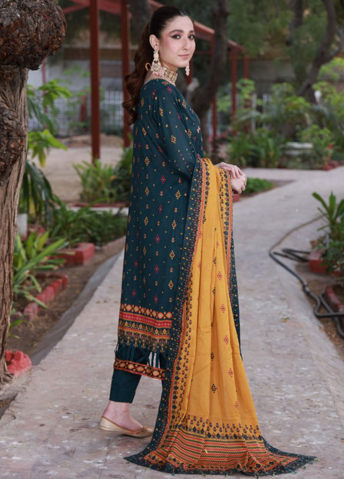 Thread Kari By Schick Embroidered Lawn 3 Piece Unstitched Suit SDH24TKEL D-08 Thread Kari By Schick Embroidered Lawn 3 Piece Unstitched Suit SDH24TKEL D-08