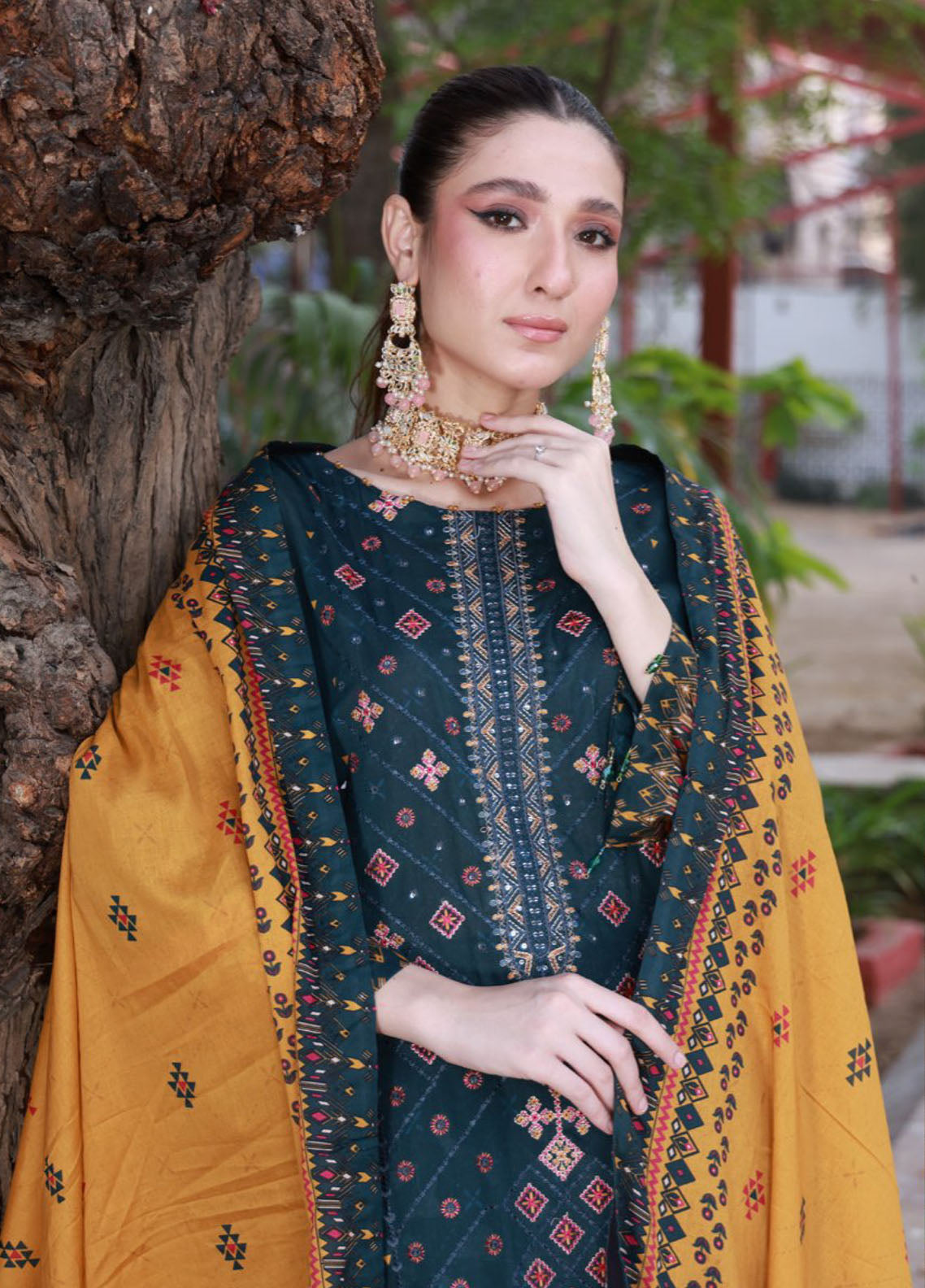 Thread Kari By Schick Embroidered Lawn 3 Piece Unstitched Suit SDH24TKEL D-08 Thread Kari By Schick Embroidered Lawn 3 Piece Unstitched Suit SDH24TKEL D-08