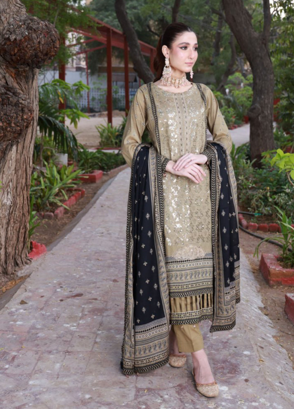 Thread Kari By Schick Embroidered Lawn 3 Piece Unstitched Suit SDH24TKEL D-09 Thread Kari By Schick Embroidered Lawn 3 Piece Unstitched Suit SDH24TKEL D-09