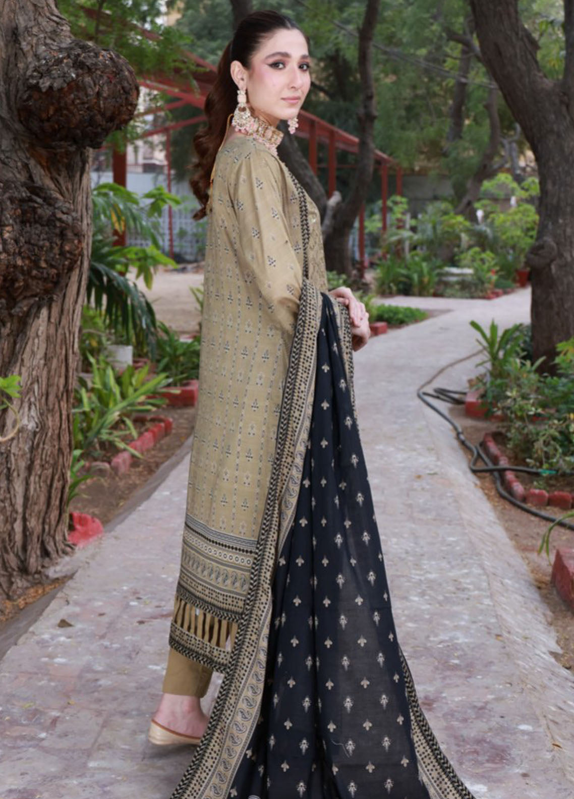 Thread Kari By Schick Embroidered Lawn 3 Piece Unstitched Suit SDH24TKEL D-09 Thread Kari By Schick Embroidered Lawn 3 Piece Unstitched Suit SDH24TKEL D-09
