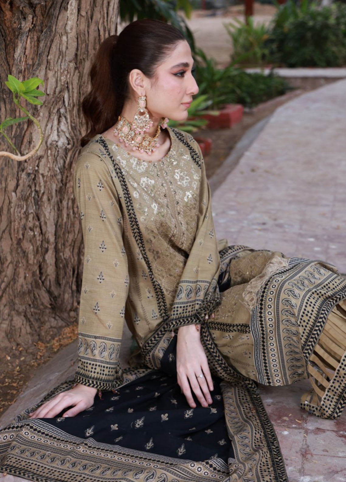 Thread Kari By Schick Embroidered Lawn 3 Piece Unstitched Suit SDH24TKEL D-09 Thread Kari By Schick Embroidered Lawn 3 Piece Unstitched Suit SDH24TKEL D-09