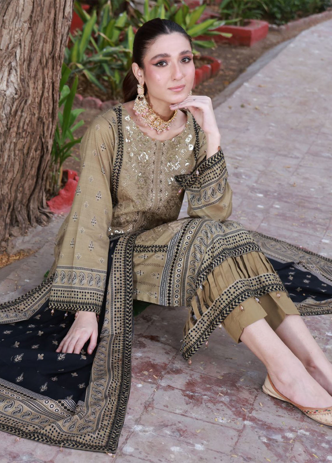 Thread Kari By Schick Embroidered Lawn 3 Piece Unstitched Suit SDH24TKEL D-09 Thread Kari By Schick Embroidered Lawn 3 Piece Unstitched Suit SDH24TKEL D-09