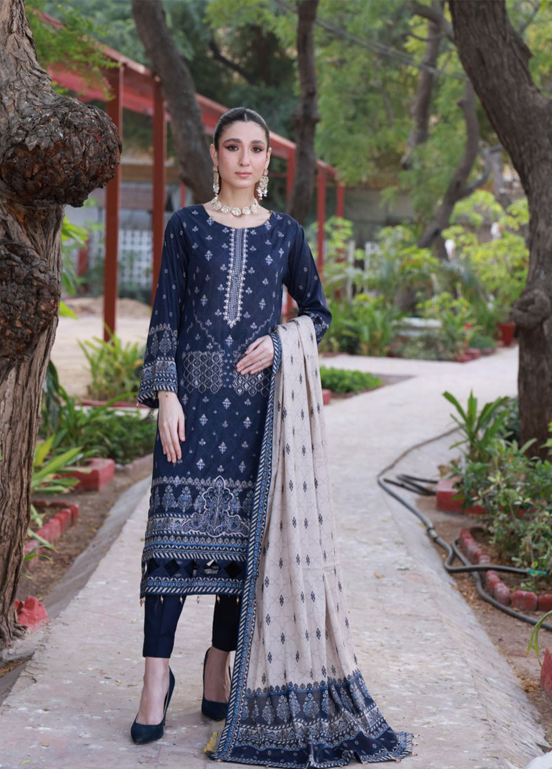 Thread Kari By Schick Embroidered Lawn 3 Piece Unstitched Suit SDH24TKEL D-10 Thread Kari By Schick Embroidered Lawn 3 Piece Unstitched Suit SDH24TKEL D-10