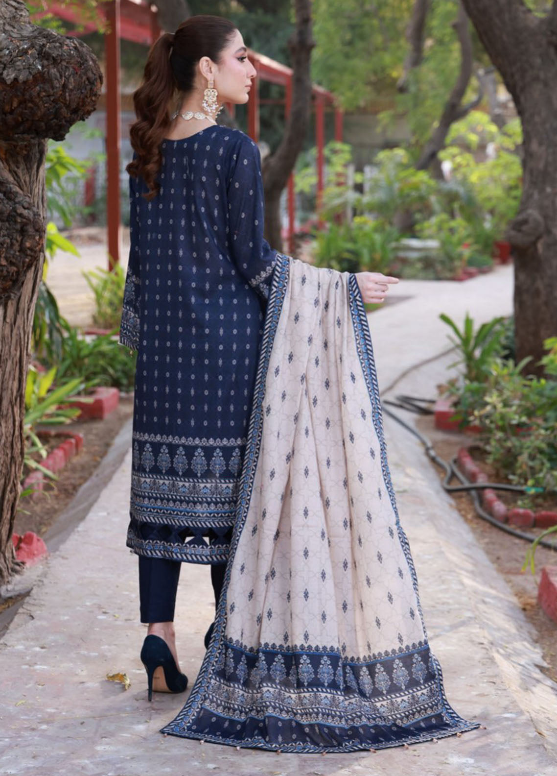 Thread Kari By Schick Embroidered Lawn 3 Piece Unstitched Suit SDH24TKEL D-10 Thread Kari By Schick Embroidered Lawn 3 Piece Unstitched Suit SDH24TKEL D-10