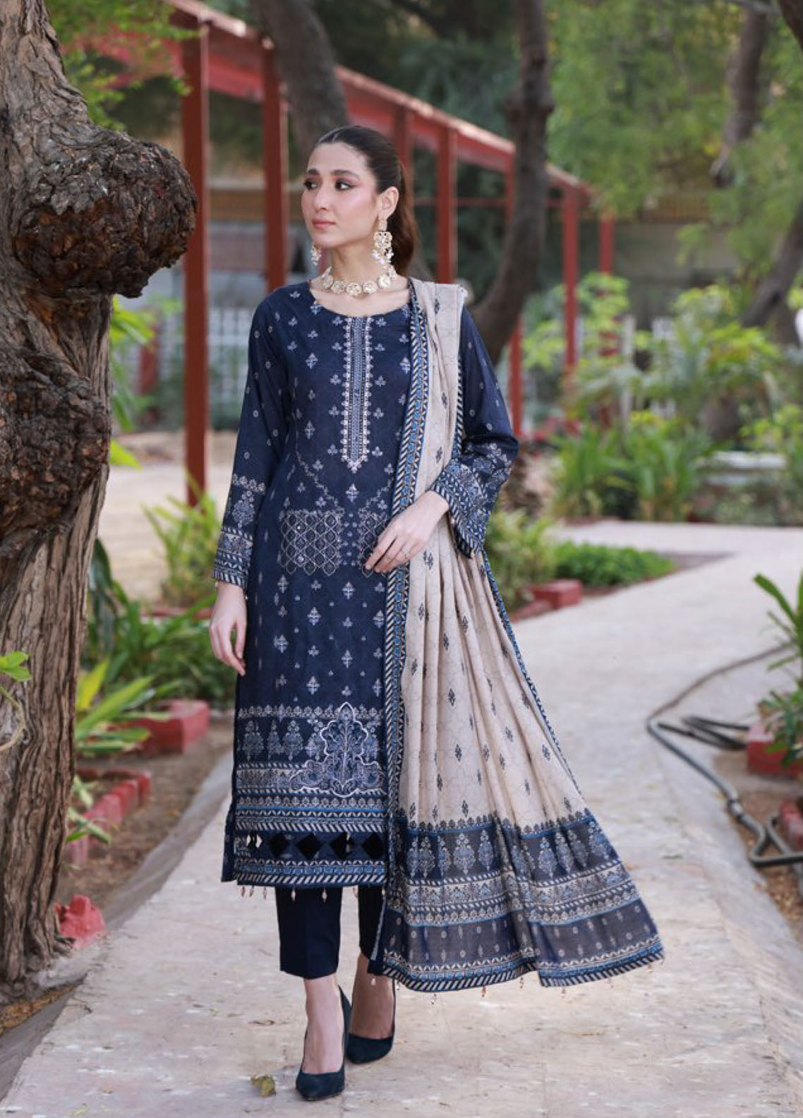 Thread Kari By Schick Embroidered Lawn 3 Piece Unstitched Suit SDH24TKEL D-10 Thread Kari By Schick Embroidered Lawn 3 Piece Unstitched Suit SDH24TKEL D-10