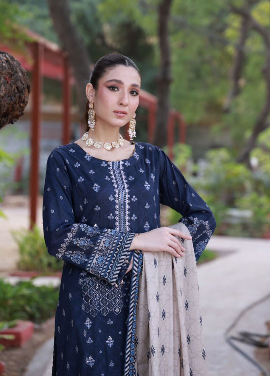 Thread Kari By Schick Embroidered Lawn 3 Piece Unstitched Suit SDH24TKEL D-10 Thread Kari By Schick Embroidered Lawn 3 Piece Unstitched Suit SDH24TKEL D-10