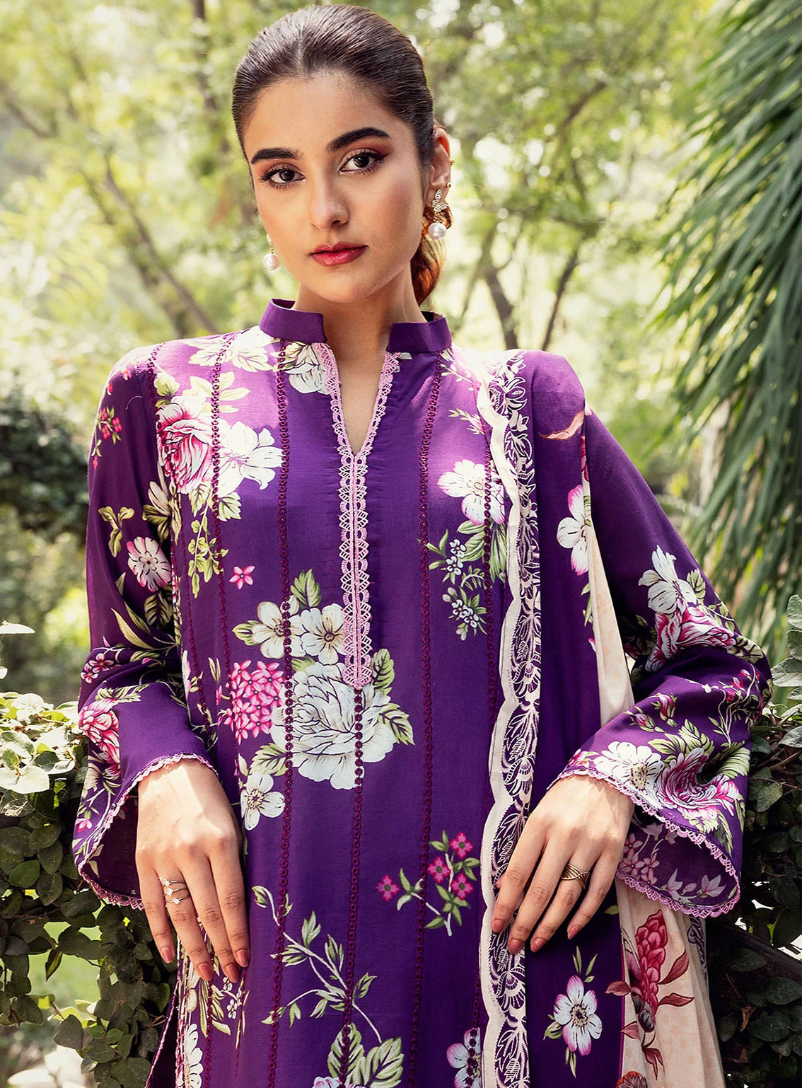 Umang By Motifz Luxury Embroidered Lawn 3 Piece Unstitched Suit MT25ULL D-5564 GRETA Umang By Motifz Luxury Embroidered Lawn 3 Piece Unstitched Suit MT25ULL D-5564 GRETA