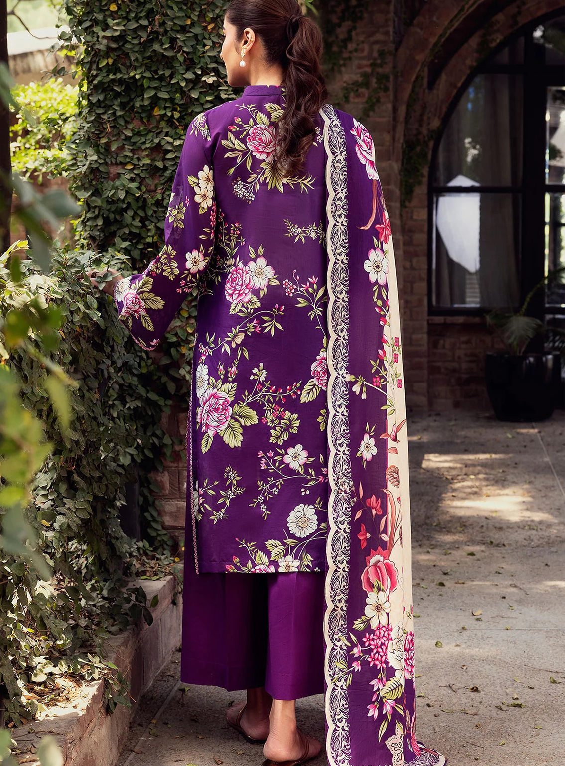 Umang By Motifz Luxury Embroidered Lawn 3 Piece Unstitched Suit MT25ULL D-5564 GRETA Umang By Motifz Luxury Embroidered Lawn 3 Piece Unstitched Suit MT25ULL D-5564 GRETA