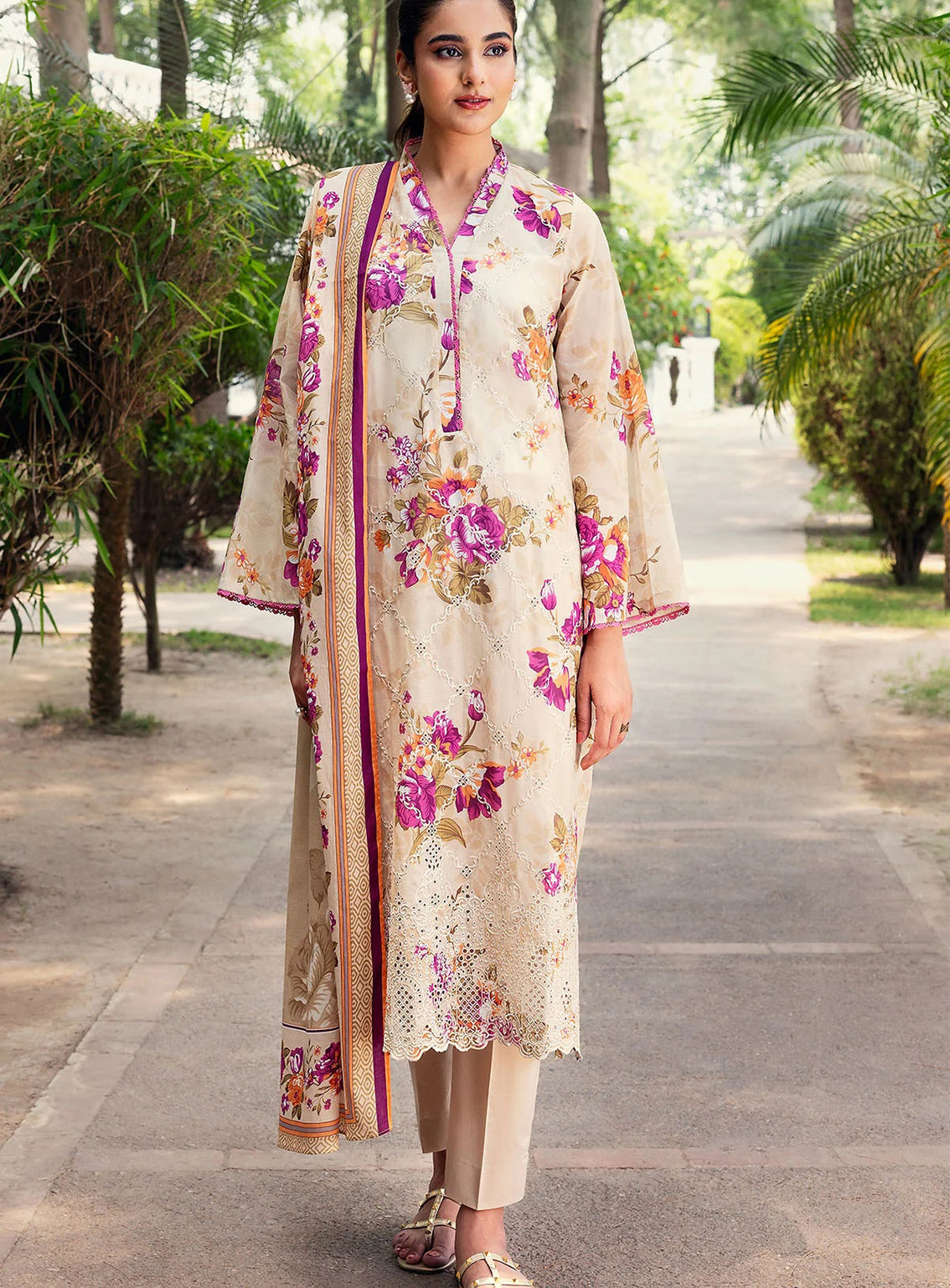 Umang By Motifz Luxury Embroidered Lawn 3 Piece Unstitched Suit MT25ULL D-5565 AYLA Umang By Motifz Luxury Embroidered Lawn 3 Piece Unstitched Suit MT25ULL D-5565 AYLA