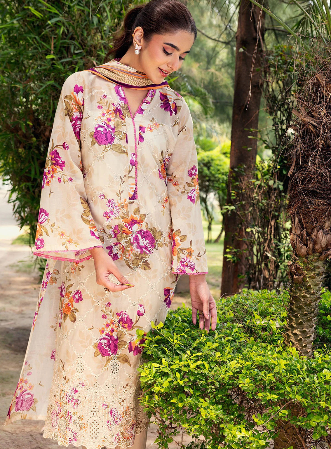 Umang By Motifz Luxury Embroidered Lawn 3 Piece Unstitched Suit MT25ULL D-5565 AYLA Umang By Motifz Luxury Embroidered Lawn 3 Piece Unstitched Suit MT25ULL D-5565 AYLA