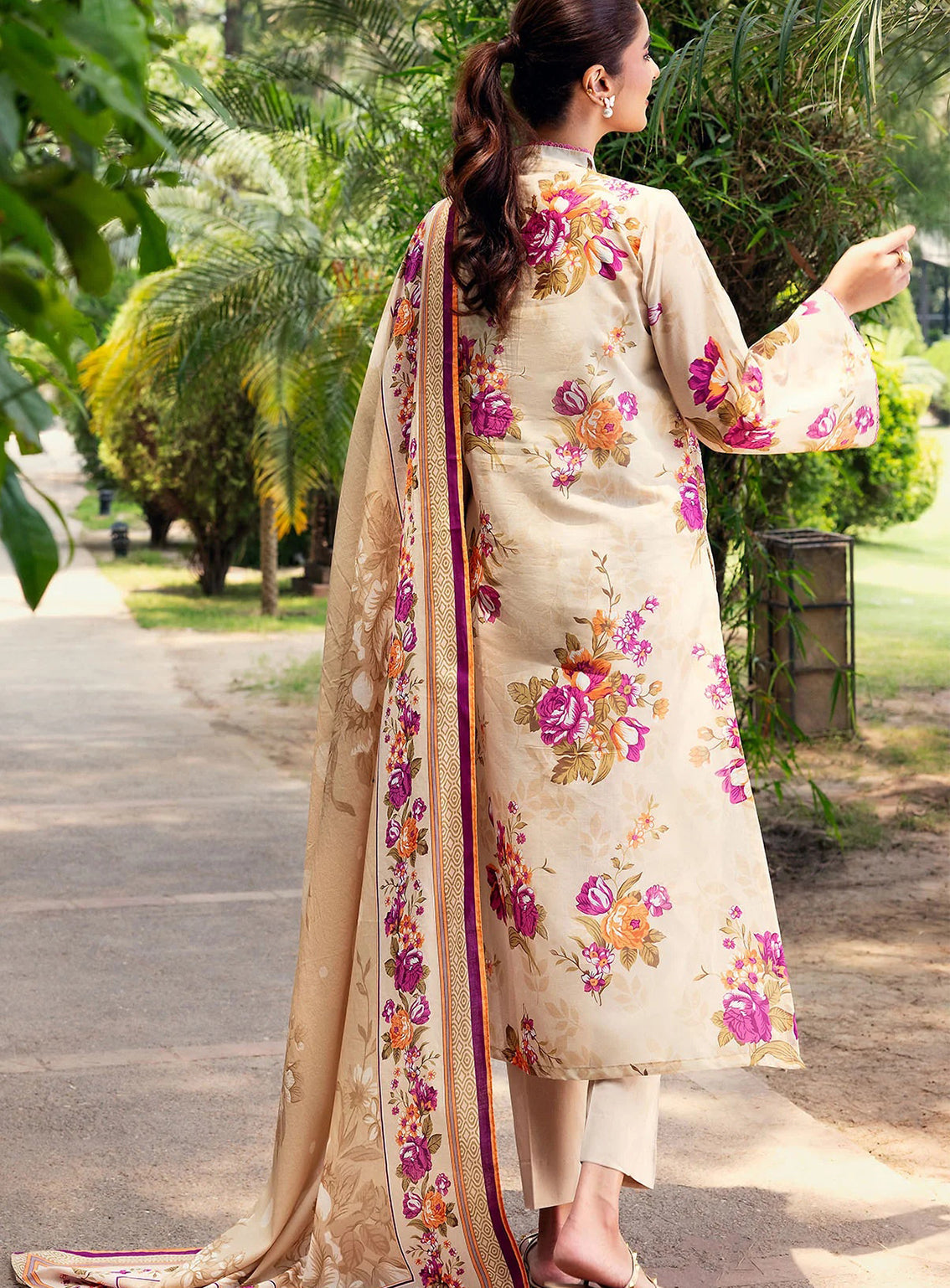 Umang By Motifz Luxury Embroidered Lawn 3 Piece Unstitched Suit MT25ULL D-5565 AYLA Umang By Motifz Luxury Embroidered Lawn 3 Piece Unstitched Suit MT25ULL D-5565 AYLA