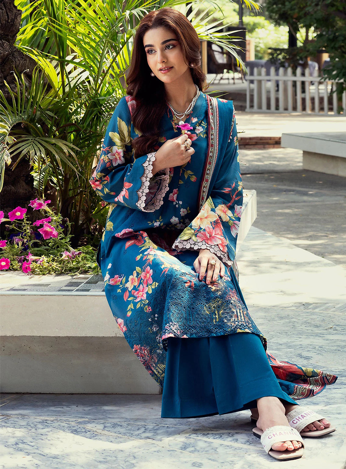 Umang By Motifz Luxury Embroidered Lawn 3 Piece Unstitched Suit MT25ULL D-5567 YARA Umang By Motifz Luxury Embroidered Lawn 3 Piece Unstitched Suit MT25ULL D-5567 YARA