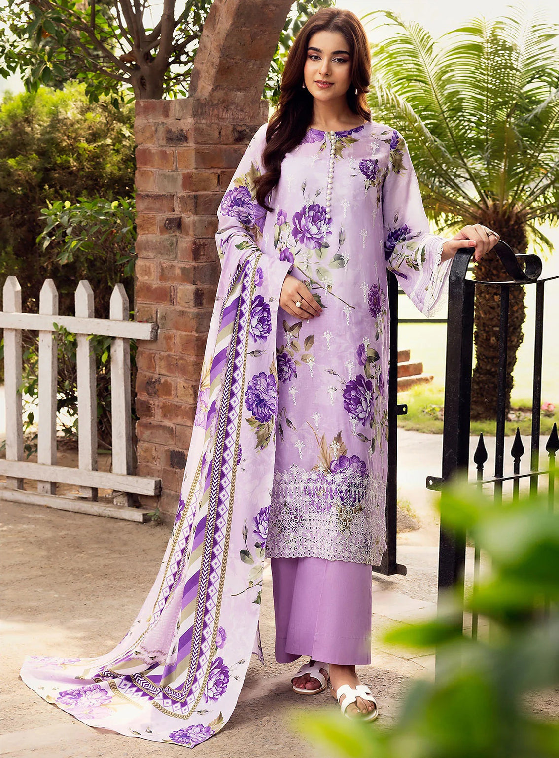 Umang By Motifz Luxury Embroidered Lawn 3 Piece Unstitched Suit MT25ULL D-5568 CASEY Umang By Motifz Luxury Embroidered Lawn 3 Piece Unstitched Suit MT25ULL D-5568 CASEY