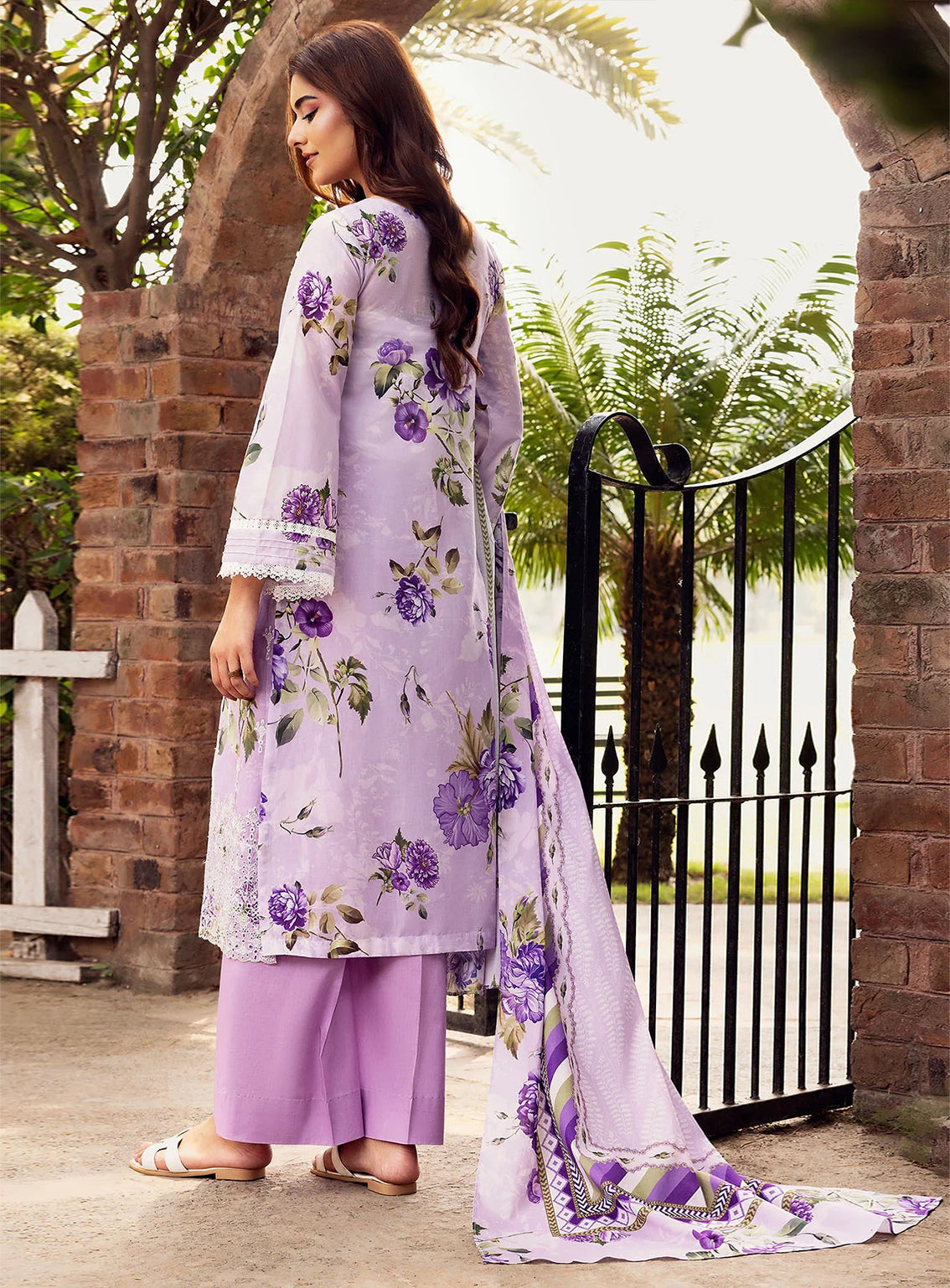 Umang By Motifz Luxury Embroidered Lawn 3 Piece Unstitched Suit MT25ULL D-5568 CASEY Umang By Motifz Luxury Embroidered Lawn 3 Piece Unstitched Suit MT25ULL D-5568 CASEY