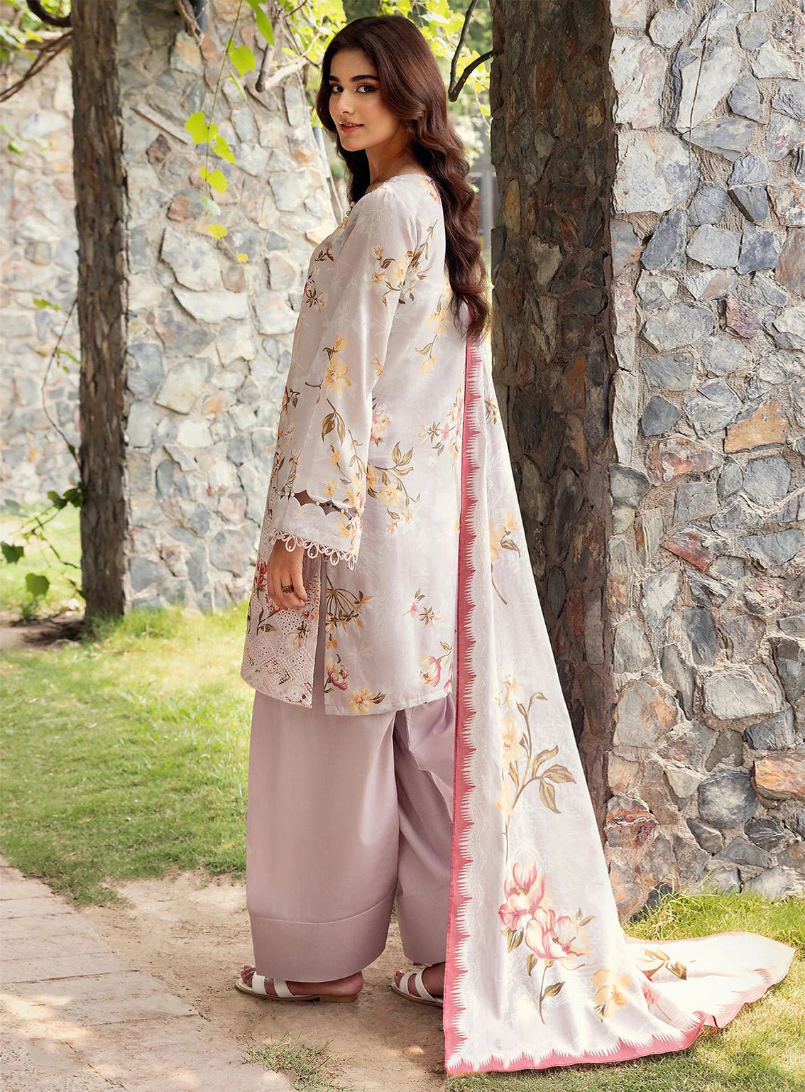Umang By Motifz Luxury Embroidered Lawn 3 Piece Unstitched Suit MT25ULL D-5569 VOILET Umang By Motifz Luxury Embroidered Lawn 3 Piece Unstitched Suit MT25ULL D-5569 VOILET