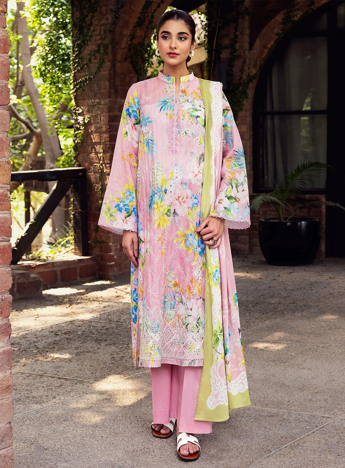 Umang By Motifz Luxury Embroidered Lawn 3 Piece Unstitched Suit MT25ULL D-5570 MABEL Umang By Motifz Luxury Embroidered Lawn 3 Piece Unstitched Suit MT25ULL D-5570 MABEL